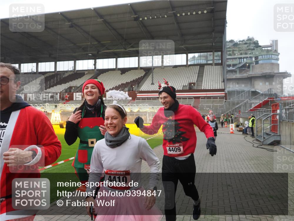 07.12.2025 - St. Pauli X-Mass-Run No. 15 Fabian Wolf http://msf.ph/oto/9394847 07.12.2025 10:27:14 Ziel 159, 1312, 1317, 1468, 1472, 1618, 3720, 4225, 4334, 4353, 4391, 4409, 4410 meine-sportfotos.de