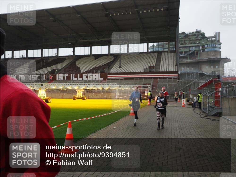 07.12.2025 - St. Pauli X-Mass-Run No. 15 Fabian Wolf http://msf.ph/oto/9394851 07.12.2025 10:27:15 Ziel 1312, 1317, 1468, 1472, 1618, 3571, 3720, 4225, 4334, 4353, 4391, 4409, 4410 meine-sportfotos.de