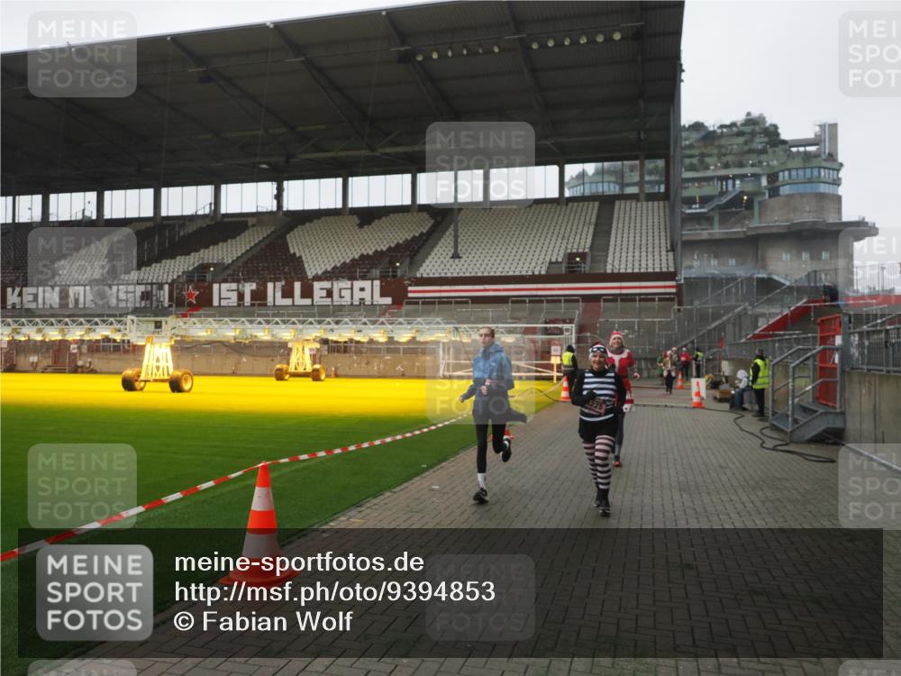 07.12.2025 - St. Pauli X-Mass-Run No. 15 Fabian Wolf http://msf.ph/oto/9394853 07.12.2025 10:27:15 Ziel 1312, 1317, 1468, 1472, 1618, 3571, 3720, 4225, 4334, 4353, 4391, 4409, 4410 meine-sportfotos.de