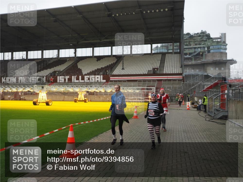 07.12.2025 - St. Pauli X-Mass-Run No. 15 Fabian Wolf http://msf.ph/oto/9394856 07.12.2025 10:27:16 Ziel 1312, 1317, 1468, 1472, 1618, 3571, 3720, 4225, 4334, 4353, 4391, 4409, 4410 meine-sportfotos.de