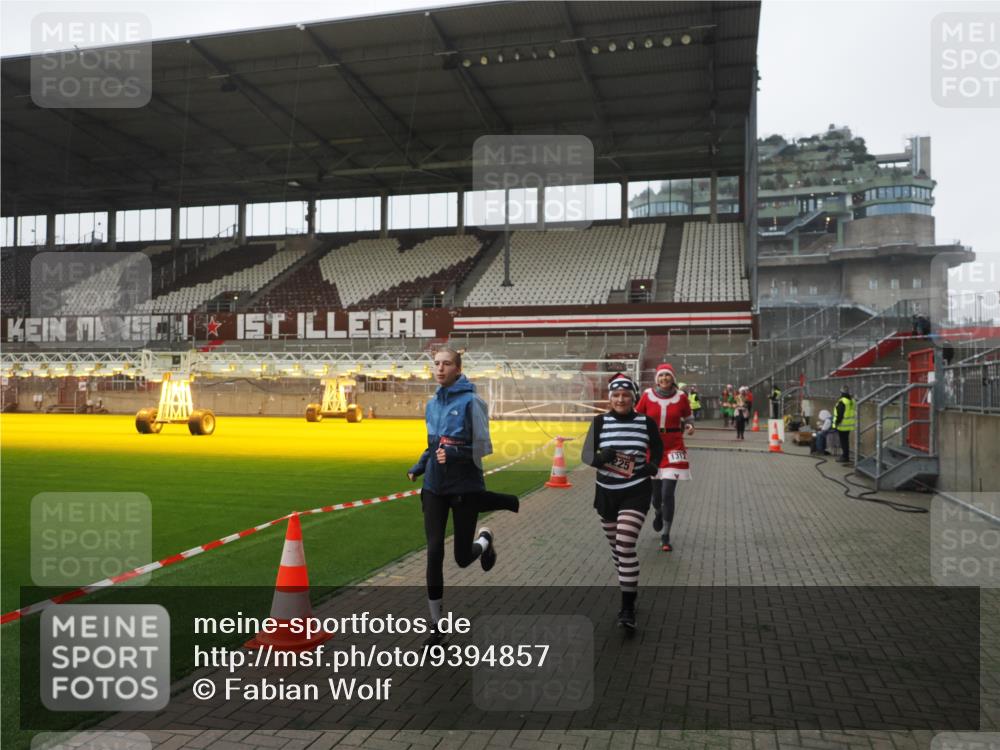 07.12.2025 - St. Pauli X-Mass-Run No. 15 Fabian Wolf http://msf.ph/oto/9394857 07.12.2025 10:27:16 Ziel 1312, 1317, 1468, 1472, 1618, 3571, 3720, 4225, 4334, 4353, 4391, 4409, 4410 meine-sportfotos.de