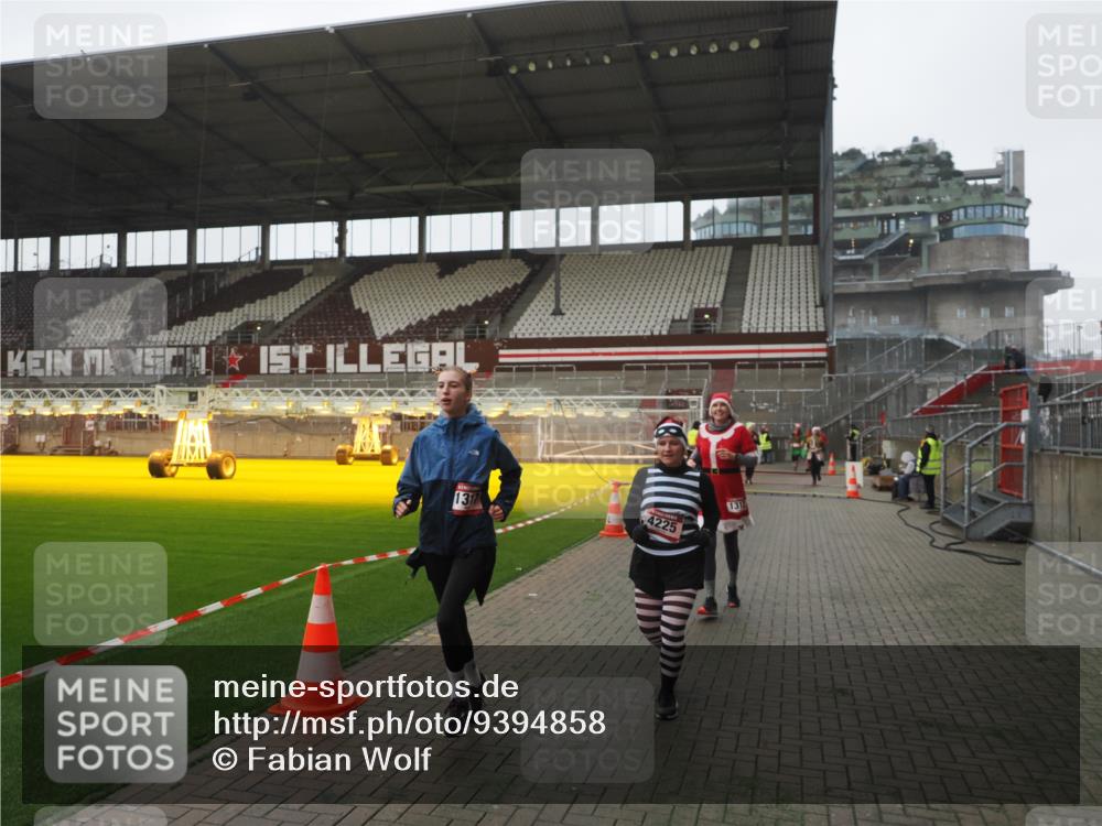 07.12.2025 - St. Pauli X-Mass-Run No. 15 Fabian Wolf http://msf.ph/oto/9394858 07.12.2025 10:27:16 Ziel 1312, 1317, 1468, 1472, 1618, 3571, 3720, 4225, 4334, 4353, 4391, 4409, 4410 meine-sportfotos.de