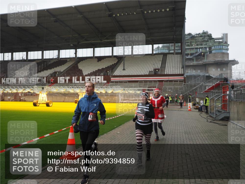 07.12.2025 - St. Pauli X-Mass-Run No. 15 Fabian Wolf http://msf.ph/oto/9394859 07.12.2025 10:27:16 Ziel 1312, 1317, 1468, 1472, 1618, 3571, 3720, 4225, 4334, 4353, 4391, 4409, 4410 meine-sportfotos.de