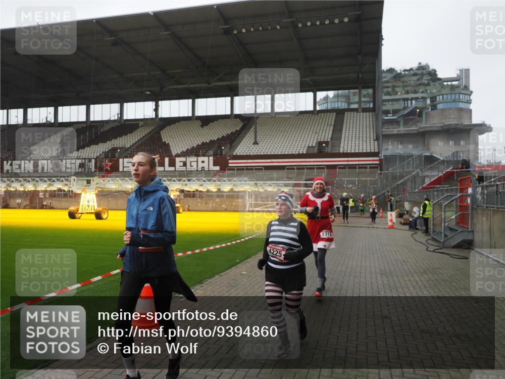 07.12.2025 - St. Pauli X-Mass-Run No. 15 Fabian Wolf http://msf.ph/oto/9394860 07.12.2025 10:27:17 Ziel 1312, 1317, 1468, 1472, 1618, 3571, 3720, 4225, 4334, 4353, 4391, 4409, 4410 meine-sportfotos.de