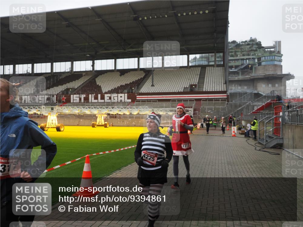 07.12.2025 - St. Pauli X-Mass-Run No. 15 Fabian Wolf http://msf.ph/oto/9394861 07.12.2025 10:27:17 Ziel 1312, 1317, 1468, 1472, 1618, 3571, 3720, 4225, 4334, 4353, 4391, 4409, 4410 meine-sportfotos.de