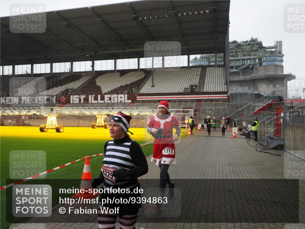 07.12.2025 - St. Pauli X-Mass-Run No. 15 Fabian Wolf http://msf.ph/oto/9394863 07.12.2025 10:27:17 Ziel 1312, 1317, 1468, 1472, 1618, 3571, 3720, 4225, 4334, 4353, 4391, 4409, 4410 meine-sportfotos.de