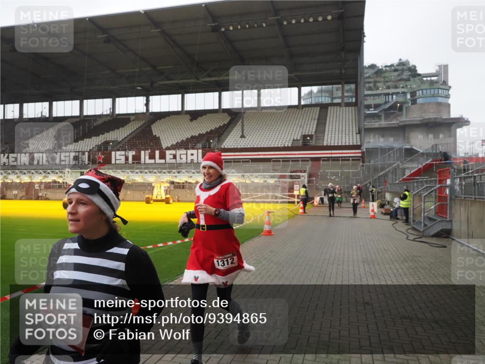 07.12.2025 - St. Pauli X-Mass-Run No. 15 Fabian Wolf http://msf.ph/oto/9394865 07.12.2025 10:27:18 Ziel 1312, 1317, 1468, 1472, 1618, 3571, 3715, 4225, 4334, 4353, 4391, 4409, 4410 meine-sportfotos.de