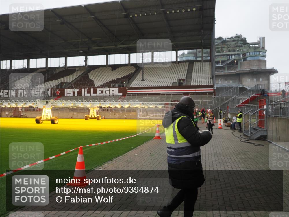 07.12.2025 - St. Pauli X-Mass-Run No. 15 Fabian Wolf http://msf.ph/oto/9394874 07.12.2025 10:27:21 Ziel 1312, 1317, 1618, 3571, 3714, 3715, 3722, 4225, 4391, 4409, 4410, 4435 meine-sportfotos.de