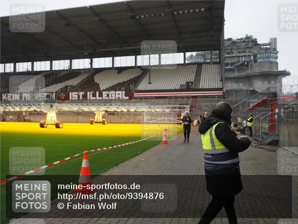 07.12.2025 - St. Pauli X-Mass-Run No. 15 Fabian Wolf http://msf.ph/oto/9394876 07.12.2025 10:27:21 Ziel 1312, 1317, 1618, 3571, 3714, 3715, 3722, 4225, 4391, 4409, 4410, 4435 meine-sportfotos.de