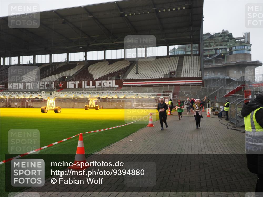 07.12.2025 - St. Pauli X-Mass-Run No. 15 Fabian Wolf http://msf.ph/oto/9394880 07.12.2025 10:27:22 Ziel 1312, 1317, 1618, 3571, 3714, 3715, 3722, 3723, 4225, 4391, 4409, 4410, 4435 meine-sportfotos.de