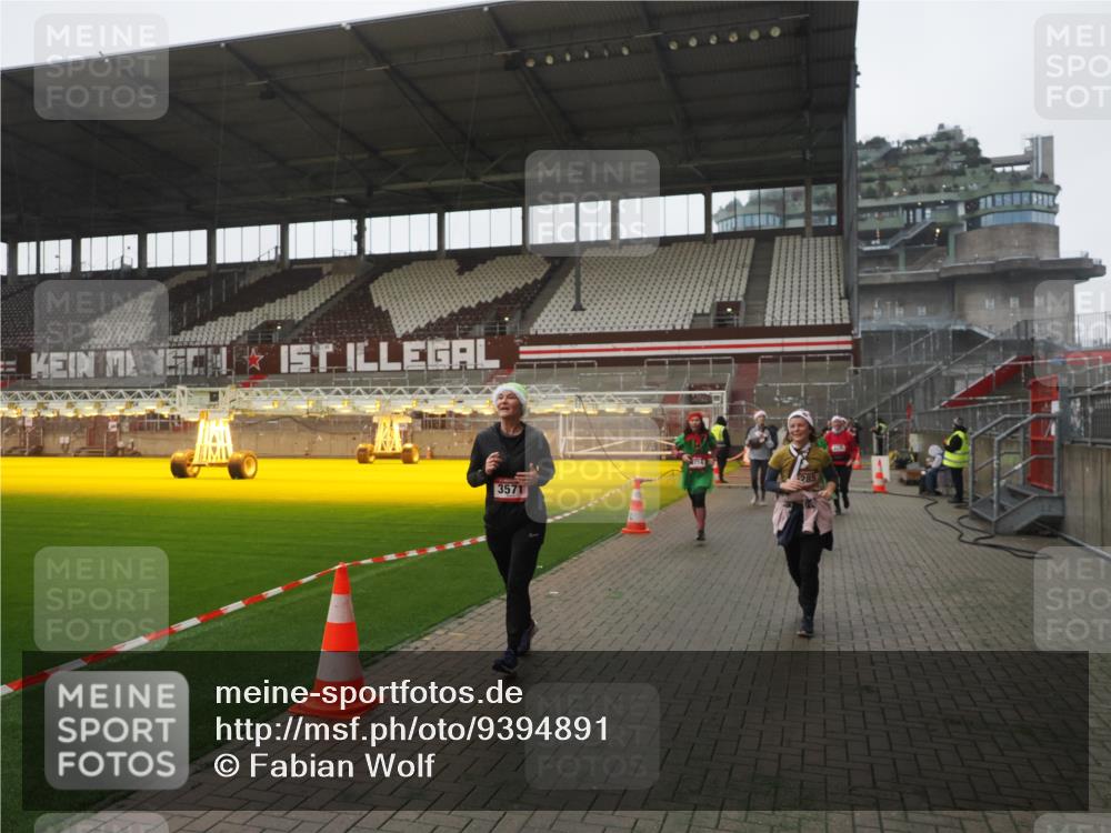 07.12.2025 - St. Pauli X-Mass-Run No. 15 Fabian Wolf http://msf.ph/oto/9394891 07.12.2025 10:27:25 Ziel 1312, 1317, 1618, 3571, 3714, 3715, 3722, 3723, 3793, 4225, 4391, 4409, 4410, 4435 meine-sportfotos.de