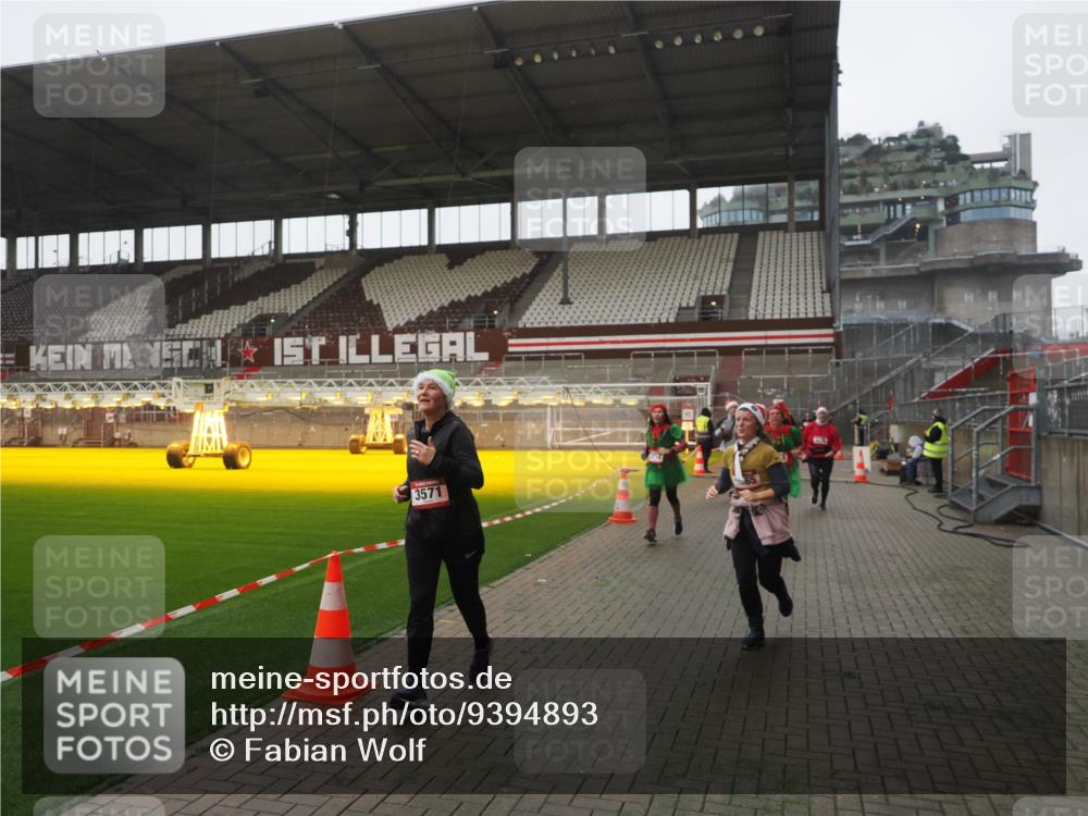 07.12.2025 - St. Pauli X-Mass-Run No. 15 Fabian Wolf http://msf.ph/oto/9394893 07.12.2025 10:27:25 Ziel 1312, 1317, 1618, 3571, 3714, 3715, 3722, 3723, 3793, 4225, 4391, 4409, 4410, 4435 meine-sportfotos.de