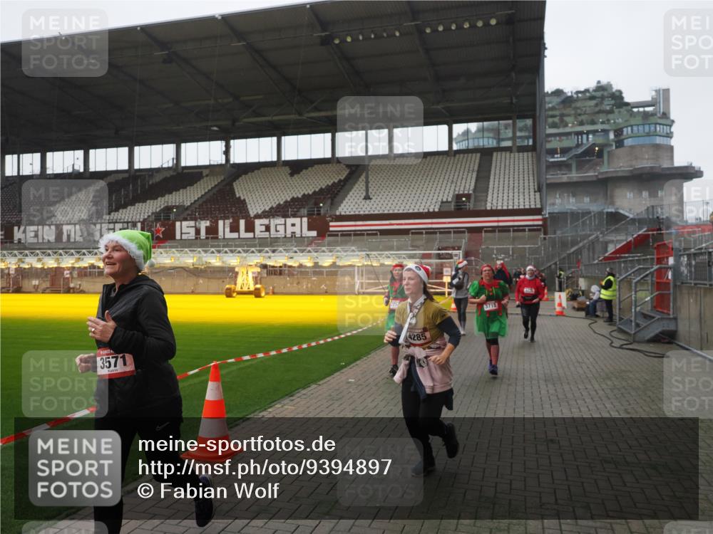07.12.2025 - St. Pauli X-Mass-Run No. 15 Fabian Wolf http://msf.ph/oto/9394897 07.12.2025 10:27:26 Ziel 1312, 1317, 3571, 3714, 3715, 3722, 3723, 3793, 4225, 4409, 4435 meine-sportfotos.de