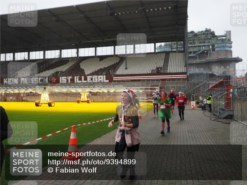 07.12.2025 - St. Pauli X-Mass-Run No. 15 Fabian Wolf http://msf.ph/oto/9394899 07.12.2025 10:27:26 Ziel 1312, 1317, 3571, 3714, 3715, 3722, 3723, 3793, 4225, 4409, 4435 meine-sportfotos.de