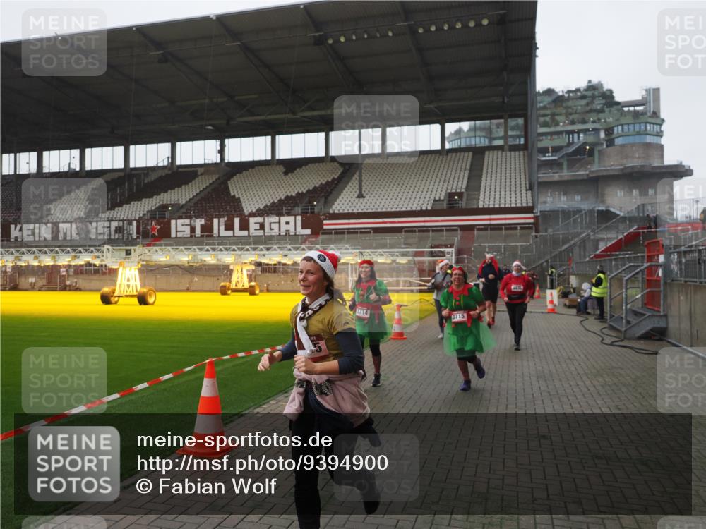 07.12.2025 - St. Pauli X-Mass-Run No. 15 Fabian Wolf http://msf.ph/oto/9394900 07.12.2025 10:27:26 Ziel 1312, 1317, 3571, 3714, 3715, 3722, 3723, 3793, 4225, 4409, 4435 meine-sportfotos.de