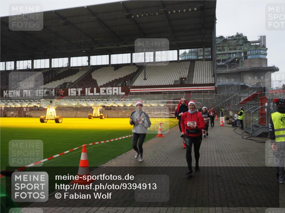 07.12.2025 - St. Pauli X-Mass-Run No. 15 Fabian Wolf http://msf.ph/oto/9394913 07.12.2025 10:27:29 Ziel 1312, 1317, 2677, 3154, 3571, 3706, 3707, 3714, 3715, 3722, 3723, 3793, 4435 meine-sportfotos.de