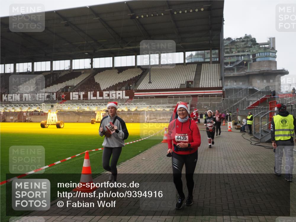 07.12.2025 - St. Pauli X-Mass-Run No. 15 Fabian Wolf http://msf.ph/oto/9394916 07.12.2025 10:27:30 Ziel 1312, 2677, 3154, 3156, 3571, 3706, 3707, 3714, 3715, 3722, 3723, 3793, 4435 meine-sportfotos.de