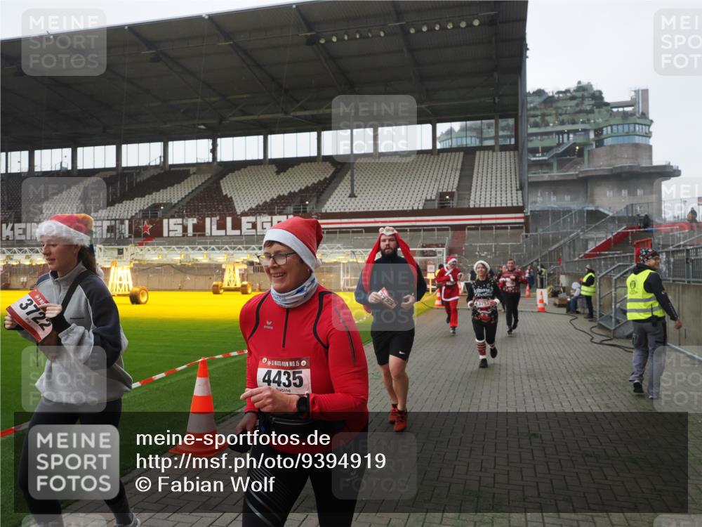 07.12.2025 - St. Pauli X-Mass-Run No. 15 Fabian Wolf http://msf.ph/oto/9394919 07.12.2025 10:27:31 Ziel 2677, 3154, 3156, 3571, 3706, 3707, 3714, 3715, 3722, 3723, 3793, 4435 meine-sportfotos.de