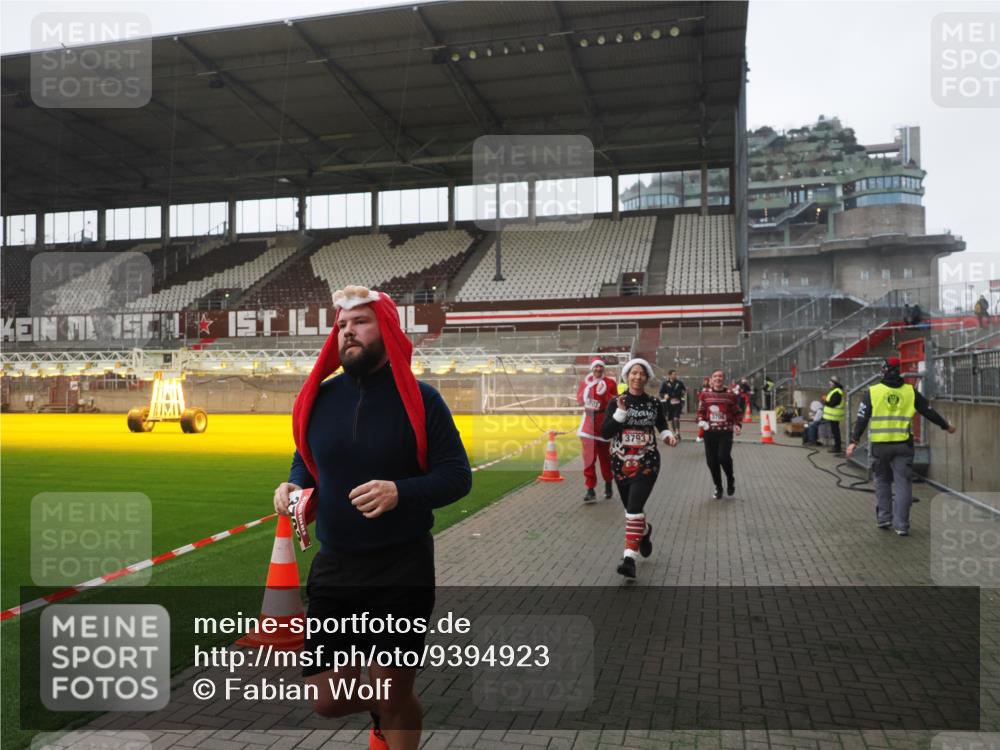 07.12.2025 - St. Pauli X-Mass-Run No. 15 Fabian Wolf http://msf.ph/oto/9394923 07.12.2025 10:27:32 Ziel 175, 2677, 3154, 3156, 3571, 3706, 3707, 3714, 3715, 3722, 3723, 3793, 4435 meine-sportfotos.de
