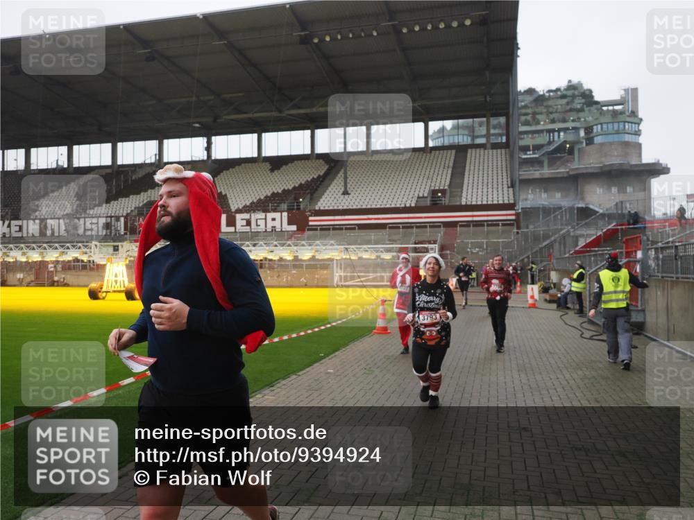 07.12.2025 - St. Pauli X-Mass-Run No. 15 Fabian Wolf http://msf.ph/oto/9394924 07.12.2025 10:27:32 Ziel 175, 2677, 3154, 3156, 3571, 3706, 3707, 3714, 3715, 3722, 3723, 3793, 4435 meine-sportfotos.de