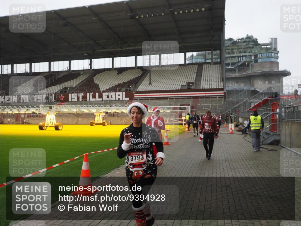 07.12.2025 - St. Pauli X-Mass-Run No. 15 Fabian Wolf http://msf.ph/oto/9394928 07.12.2025 10:27:33 Ziel 175, 2677, 3154, 3156, 3571, 3706, 3707, 3714, 3715, 3722, 3723, 3793, 4435 meine-sportfotos.de