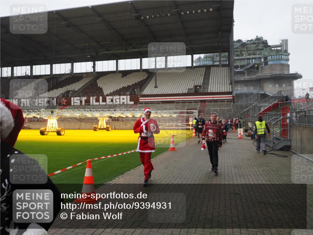 07.12.2025 - St. Pauli X-Mass-Run No. 15 Fabian Wolf http://msf.ph/oto/9394931 07.12.2025 10:27:34 Ziel 175, 2677, 3154, 3156, 3571, 3706, 3707, 3714, 3715, 3722, 3723, 3793, 4435 meine-sportfotos.de