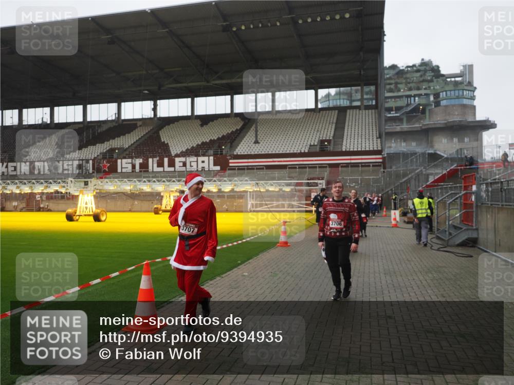 07.12.2025 - St. Pauli X-Mass-Run No. 15 Fabian Wolf http://msf.ph/oto/9394935 07.12.2025 10:27:35 Ziel 175, 2060, 2677, 3154, 3156, 3571, 3706, 3707, 3714, 3715, 3722, 3723, 3793, 4435, 4515, 4516 meine-sportfotos.de