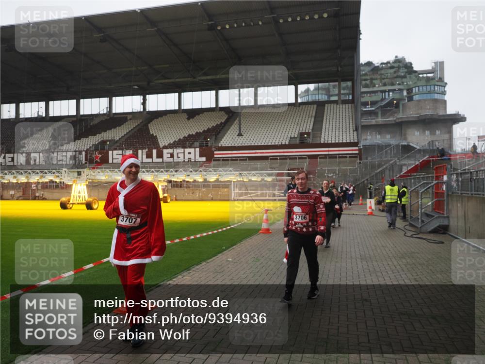 07.12.2025 - St. Pauli X-Mass-Run No. 15 Fabian Wolf http://msf.ph/oto/9394936 07.12.2025 10:27:35 Ziel 175, 2060, 2677, 3154, 3156, 3571, 3706, 3707, 3714, 3715, 3722, 3723, 3793, 4435, 4515, 4516 meine-sportfotos.de