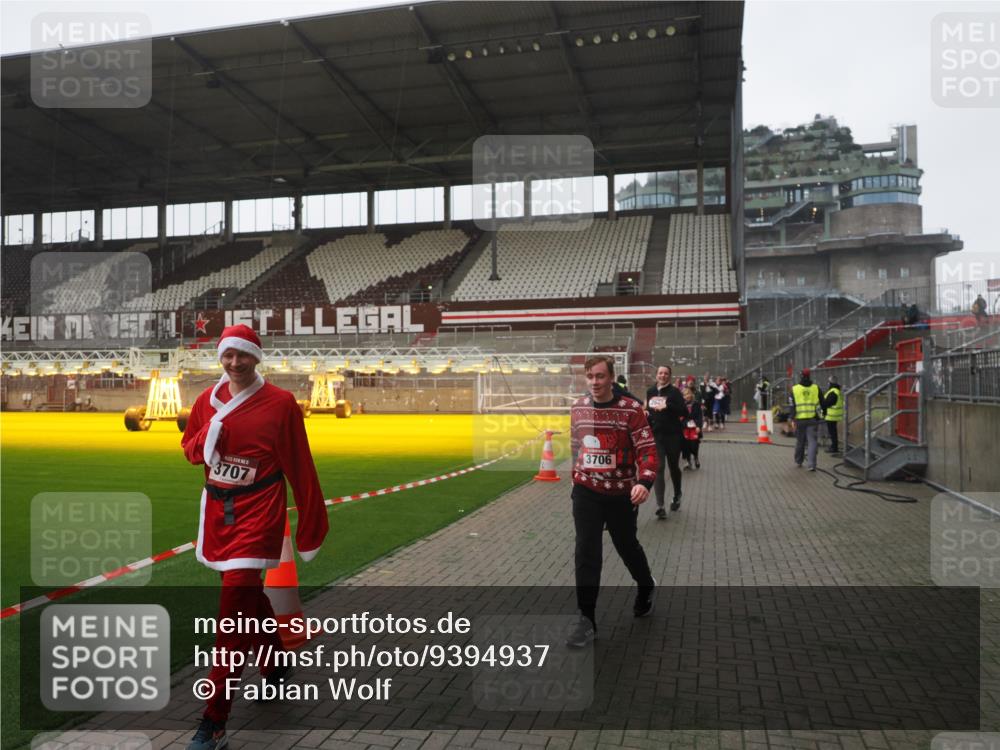 07.12.2025 - St. Pauli X-Mass-Run No. 15 Fabian Wolf http://msf.ph/oto/9394937 07.12.2025 10:27:36 Ziel 175, 2060, 2677, 3154, 3156, 3706, 3707, 3714, 3715, 3722, 3723, 3793, 4383, 4435, 4515, 4516 meine-sportfotos.de