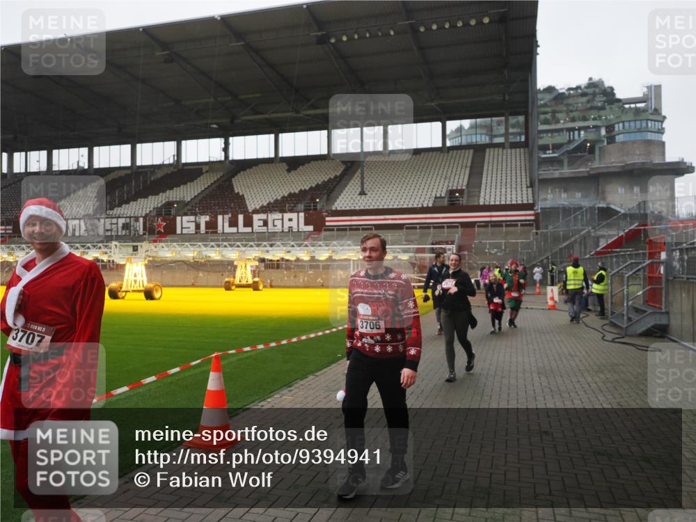 07.12.2025 - St. Pauli X-Mass-Run No. 15 Fabian Wolf http://msf.ph/oto/9394941 07.12.2025 10:27:36 Ziel 175, 2060, 2677, 3154, 3156, 3706, 3707, 3714, 3715, 3722, 3723, 3793, 4383, 4435, 4515, 4516 meine-sportfotos.de