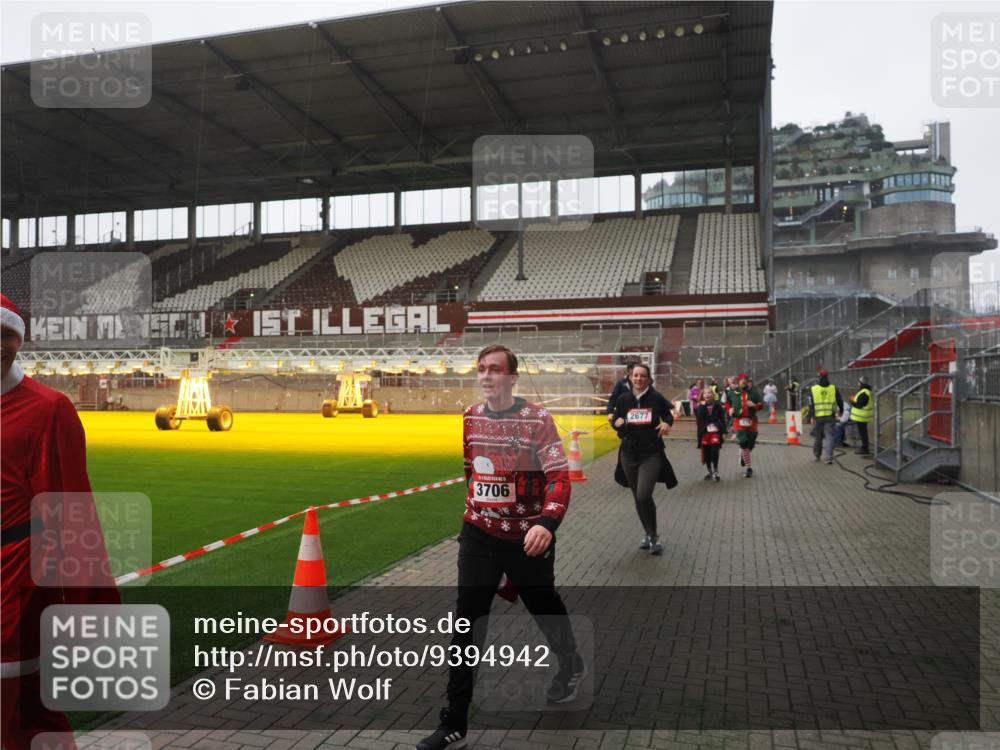 07.12.2025 - St. Pauli X-Mass-Run No. 15 Fabian Wolf http://msf.ph/oto/9394942 07.12.2025 10:27:37 Ziel 175, 2060, 2677, 3154, 3156, 3458, 3706, 3707, 3714, 3715, 3722, 3723, 3793, 4383, 4435, 4515, 4516 meine-sportfotos.de