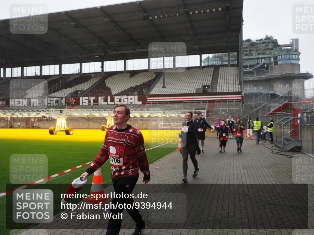 07.12.2025 - St. Pauli X-Mass-Run No. 15 Fabian Wolf http://msf.ph/oto/9394944 07.12.2025 10:27:37 Ziel 175, 2060, 2677, 3154, 3156, 3458, 3706, 3707, 3714, 3715, 3722, 3723, 3793, 4383, 4435, 4515, 4516 meine-sportfotos.de