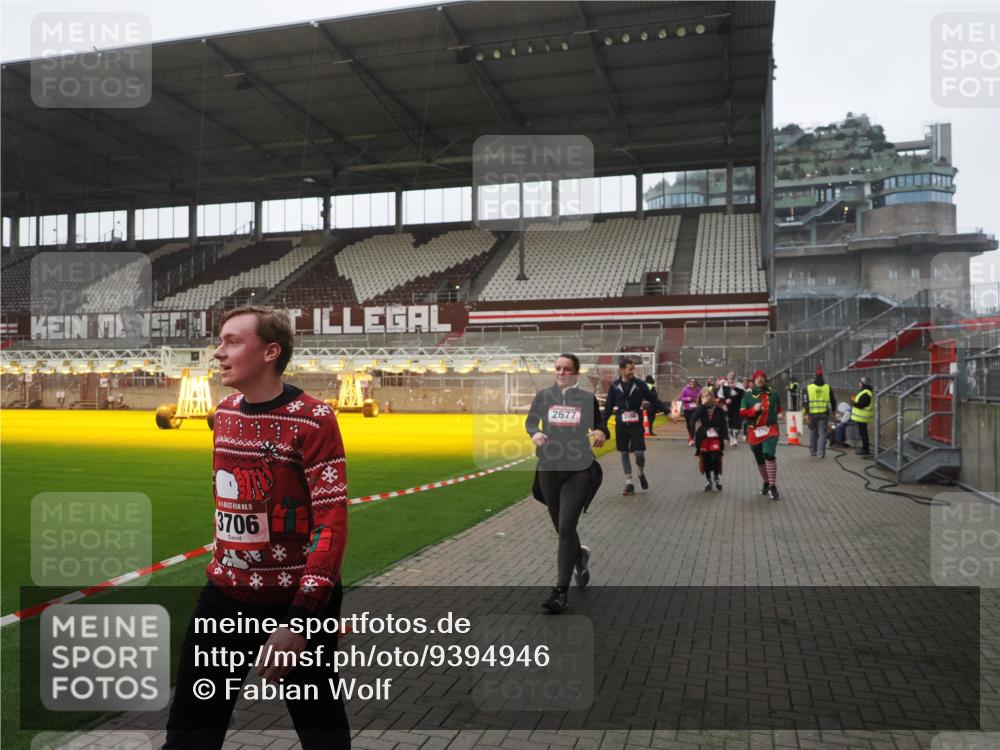 07.12.2025 - St. Pauli X-Mass-Run No. 15 Fabian Wolf http://msf.ph/oto/9394946 07.12.2025 10:27:37 Ziel 175, 2060, 2677, 3154, 3156, 3458, 3706, 3707, 3714, 3715, 3722, 3723, 3793, 4383, 4435, 4515, 4516 meine-sportfotos.de