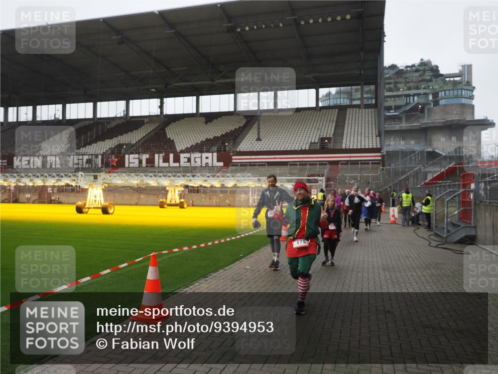 07.12.2025 - St. Pauli X-Mass-Run No. 15 Fabian Wolf http://msf.ph/oto/9394953 07.12.2025 10:27:40 Ziel 175, 2060, 2101, 2188, 2677, 3154, 3156, 3458, 3706, 3707, 3722, 3723, 3793, 4383, 4435, 4462, 4463, 4515, 4516 meine-sportfotos.de