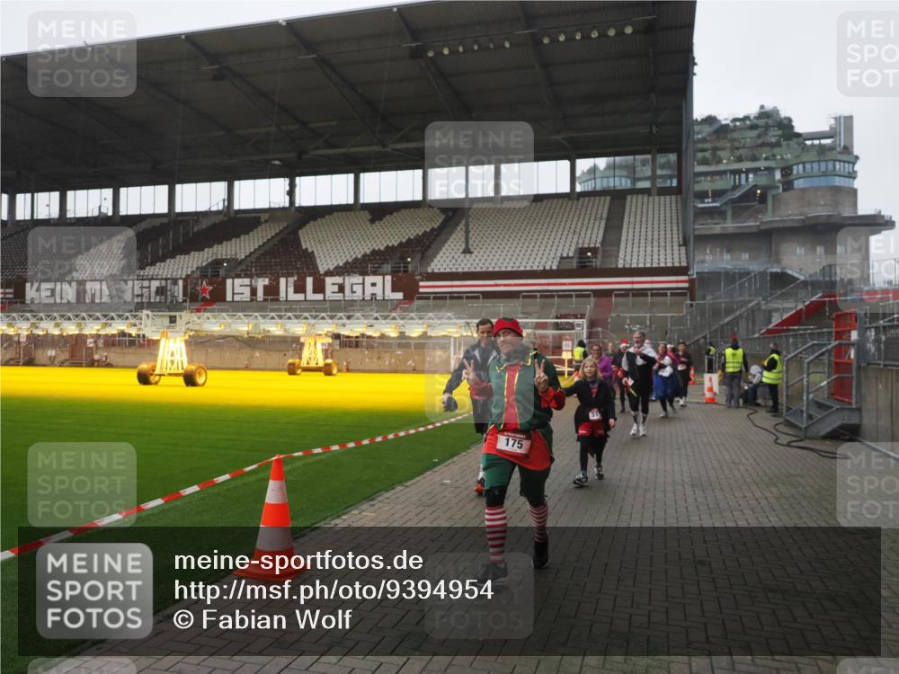 07.12.2025 - St. Pauli X-Mass-Run No. 15 Fabian Wolf http://msf.ph/oto/9394954 07.12.2025 10:27:40 Ziel 175, 2060, 2101, 2188, 2677, 3154, 3156, 3458, 3706, 3707, 3722, 3723, 3793, 4383, 4435, 4462, 4463, 4515, 4516 meine-sportfotos.de