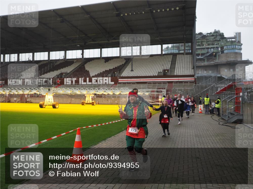 07.12.2025 - St. Pauli X-Mass-Run No. 15 Fabian Wolf http://msf.ph/oto/9394955 07.12.2025 10:27:40 Ziel 175, 2060, 2101, 2188, 2677, 3154, 3156, 3458, 3706, 3707, 3722, 3723, 3793, 4383, 4435, 4462, 4463, 4515, 4516 meine-sportfotos.de