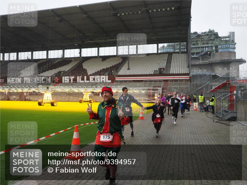 07.12.2025 - St. Pauli X-Mass-Run No. 15 Fabian Wolf http://msf.ph/oto/9394957 07.12.2025 10:27:41 Ziel 175, 2060, 2101, 2188, 2677, 3154, 3156, 3458, 3706, 3707, 3713, 3722, 3723, 3793, 4383, 4462, 4463, 4515, 4516 meine-sportfotos.de