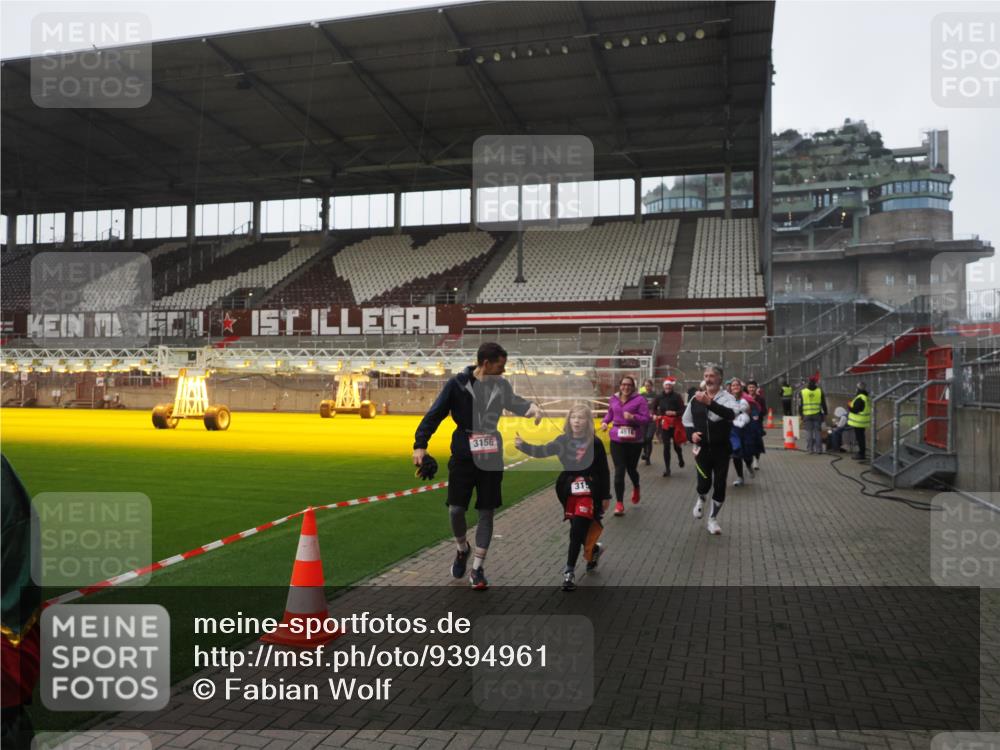 07.12.2025 - St. Pauli X-Mass-Run No. 15 Fabian Wolf http://msf.ph/oto/9394961 07.12.2025 10:27:41 Ziel 175, 2060, 2101, 2188, 2677, 3154, 3156, 3458, 3706, 3707, 3713, 3722, 3723, 3793, 4383, 4462, 4463, 4515, 4516 meine-sportfotos.de
