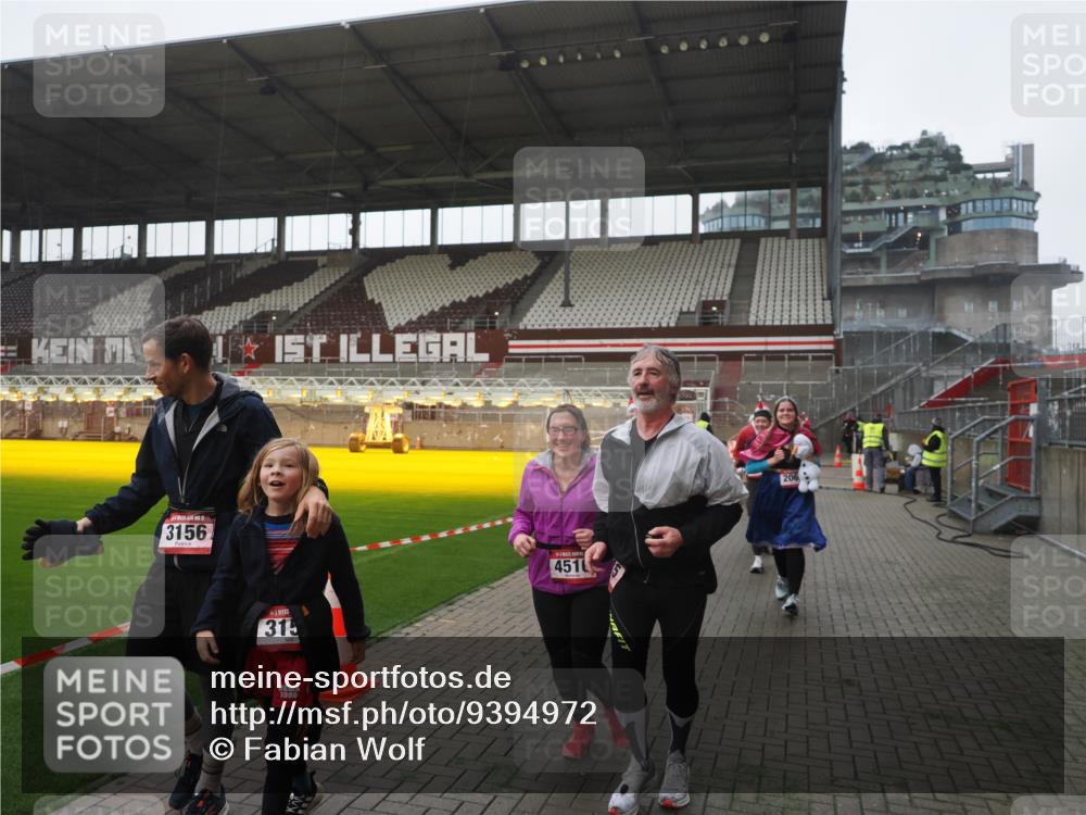 07.12.2025 - St. Pauli X-Mass-Run No. 15 Fabian Wolf http://msf.ph/oto/9394972 07.12.2025 10:27:44 Ziel 175, 2060, 2101, 2188, 2677, 3154, 3156, 3458, 3706, 3707, 3713, 4383, 4462, 4463, 4515, 4516 meine-sportfotos.de