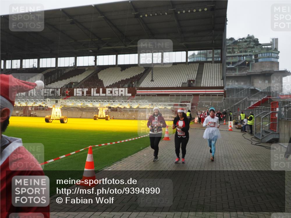 07.12.2025 - St. Pauli X-Mass-Run No. 15 Fabian Wolf http://msf.ph/oto/9394990 07.12.2025 10:27:48 Ziel 175, 2060, 2101, 2188, 2677, 3154, 3156, 3458, 3706, 3707, 3713, 4132, 4133, 4383, 4462, 4463, 4515, 4516 meine-sportfotos.de