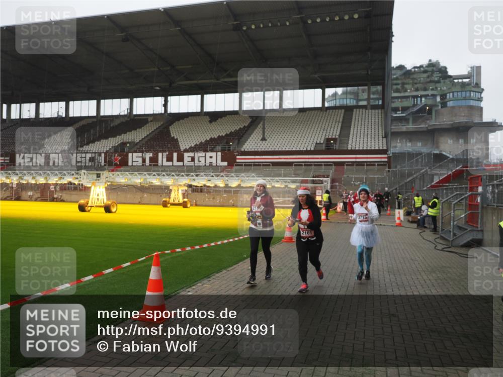 07.12.2025 - St. Pauli X-Mass-Run No. 15 Fabian Wolf http://msf.ph/oto/9394991 07.12.2025 10:27:48 Ziel 175, 2060, 2101, 2188, 2677, 3154, 3156, 3458, 3706, 3707, 3713, 4132, 4133, 4383, 4462, 4463, 4515, 4516 meine-sportfotos.de
