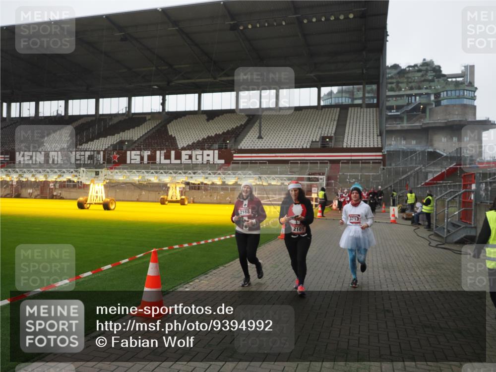 07.12.2025 - St. Pauli X-Mass-Run No. 15 Fabian Wolf http://msf.ph/oto/9394992 07.12.2025 10:27:48 Ziel 175, 2060, 2101, 2188, 2677, 3154, 3156, 3458, 3706, 3707, 3713, 4132, 4133, 4383, 4462, 4463, 4515, 4516 meine-sportfotos.de