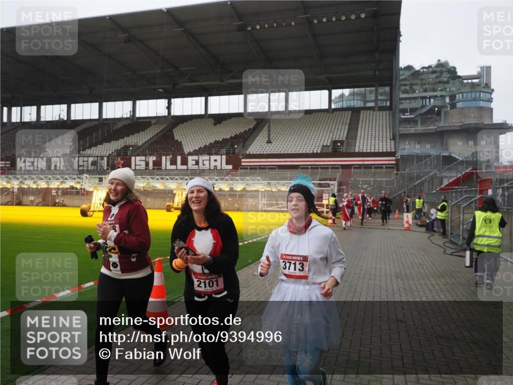 07.12.2025 - St. Pauli X-Mass-Run No. 15 Fabian Wolf http://msf.ph/oto/9394996 07.12.2025 10:27:50 Ziel 175, 1717, 2060, 2101, 2188, 3156, 3458, 3713, 4132, 4133, 4350, 4383, 4462, 4463, 4515, 4516, 4538, 4875 meine-sportfotos.de