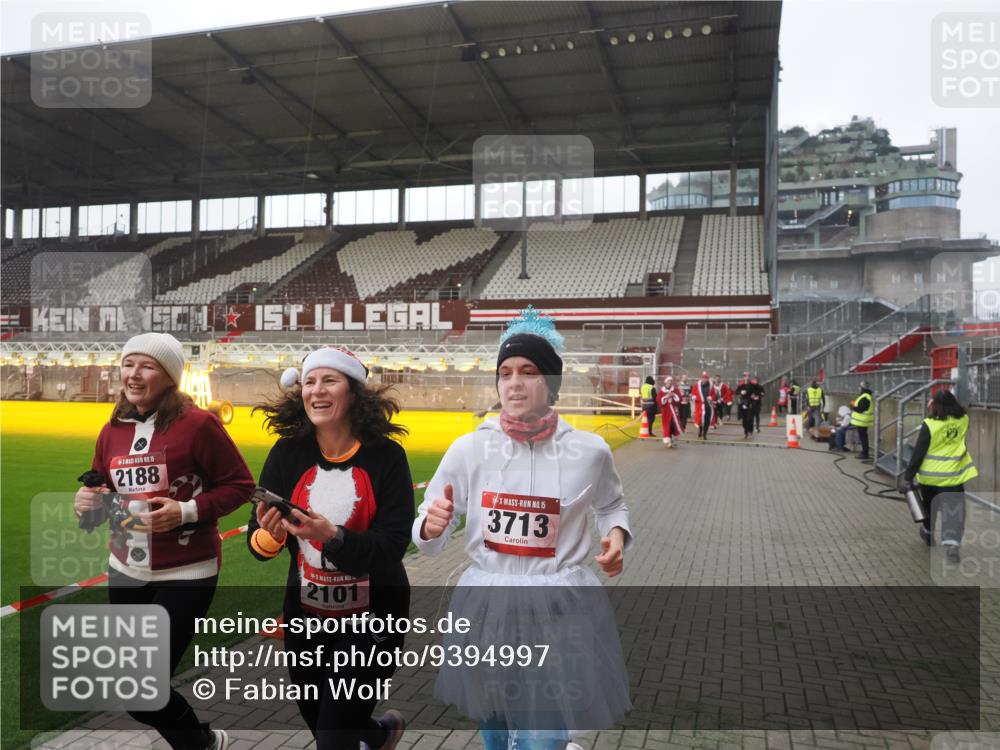 07.12.2025 - St. Pauli X-Mass-Run No. 15 Fabian Wolf http://msf.ph/oto/9394997 07.12.2025 10:27:50 Ziel 175, 1717, 2060, 2101, 2188, 3156, 3458, 3713, 4132, 4133, 4350, 4383, 4462, 4463, 4515, 4516, 4538, 4875 meine-sportfotos.de