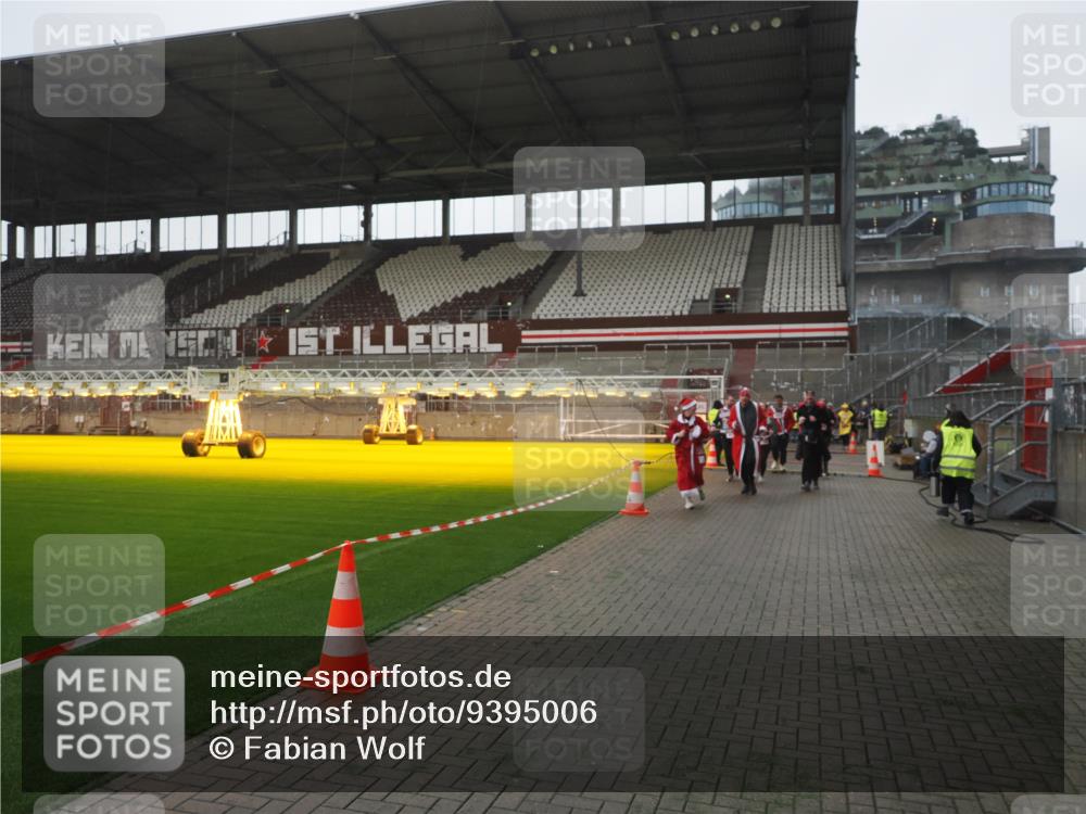 07.12.2025 - St. Pauli X-Mass-Run No. 15 Fabian Wolf http://msf.ph/oto/9395006 07.12.2025 10:27:53 Ziel 1717, 2060, 2101, 2188, 3458, 3713, 4132, 4133, 4350, 4383, 4453, 4454, 4462, 4463, 4515, 4516, 4527, 4538, 4875 meine-sportfotos.de