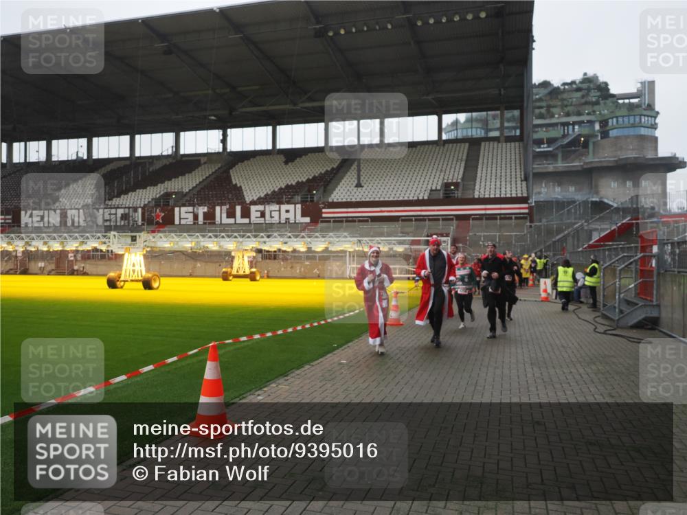 07.12.2025 - St. Pauli X-Mass-Run No. 15 Fabian Wolf http://msf.ph/oto/9395016 07.12.2025 10:27:55 Ziel 1717, 2060, 2101, 2188, 3458, 3713, 4132, 4133, 4350, 4383, 4453, 4454, 4462, 4463, 4515, 4516, 4527, 4538, 4875 meine-sportfotos.de