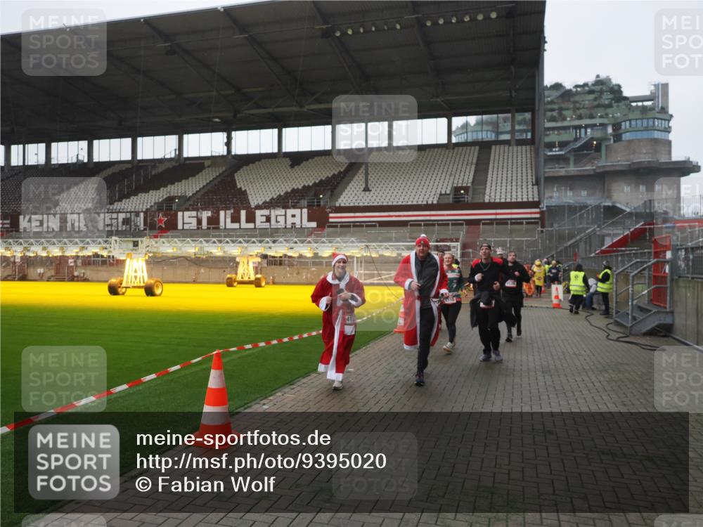 07.12.2025 - St. Pauli X-Mass-Run No. 15 Fabian Wolf http://msf.ph/oto/9395020 07.12.2025 10:27:56 Ziel 1717, 2101, 2188, 3458, 3713, 3881, 3883, 4132, 4133, 4350, 4383, 4453, 4454, 4462, 4463, 4527, 4538, 4875 meine-sportfotos.de