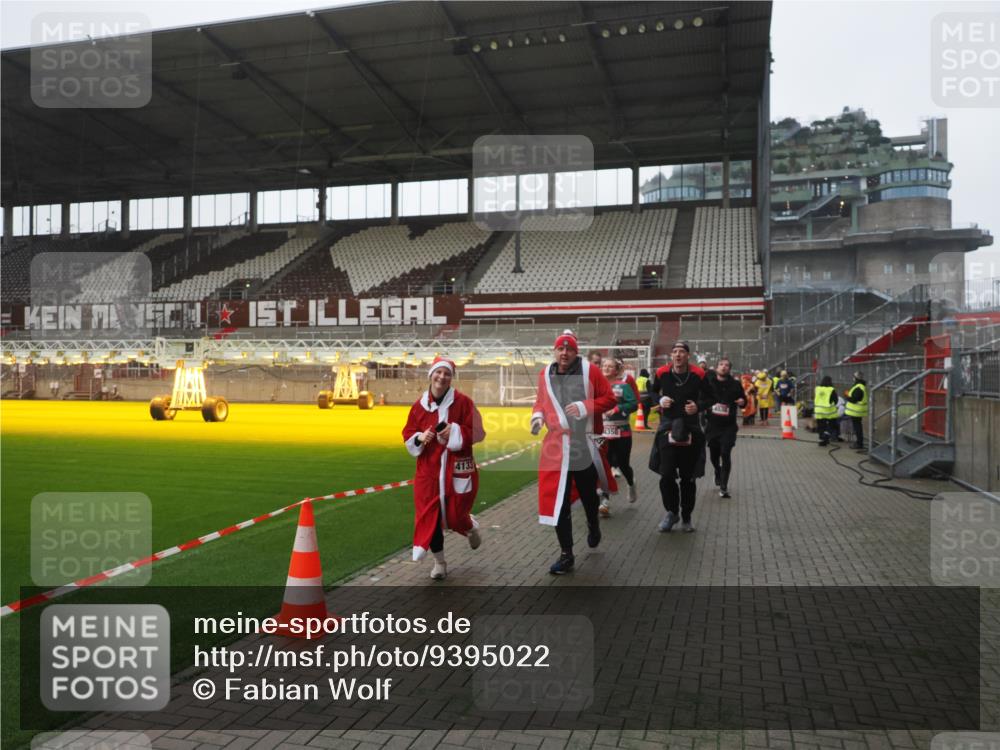 07.12.2025 - St. Pauli X-Mass-Run No. 15 Fabian Wolf http://msf.ph/oto/9395022 07.12.2025 10:27:56 Ziel 1717, 2101, 2188, 3458, 3713, 3881, 3883, 4132, 4133, 4350, 4383, 4453, 4454, 4462, 4463, 4527, 4538, 4875 meine-sportfotos.de