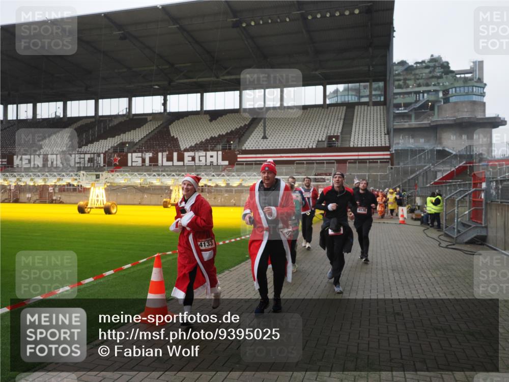 07.12.2025 - St. Pauli X-Mass-Run No. 15 Fabian Wolf http://msf.ph/oto/9395025 07.12.2025 10:27:57 Ziel 1717, 2101, 2188, 3458, 3713, 3879, 3881, 3883, 4132, 4133, 4189, 4350, 4453, 4454, 4462, 4463, 4527, 4538, 4875 meine-sportfotos.de