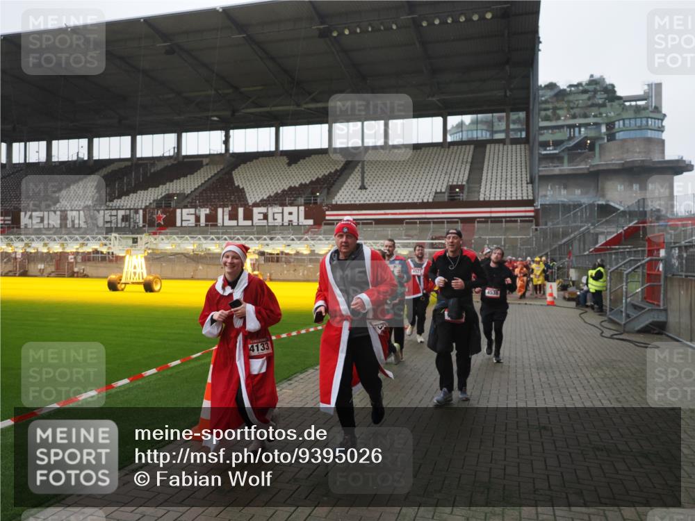07.12.2025 - St. Pauli X-Mass-Run No. 15 Fabian Wolf http://msf.ph/oto/9395026 07.12.2025 10:27:57 Ziel 1717, 2101, 2188, 3458, 3713, 3879, 3881, 3883, 4132, 4133, 4189, 4350, 4453, 4454, 4462, 4463, 4527, 4538, 4875 meine-sportfotos.de